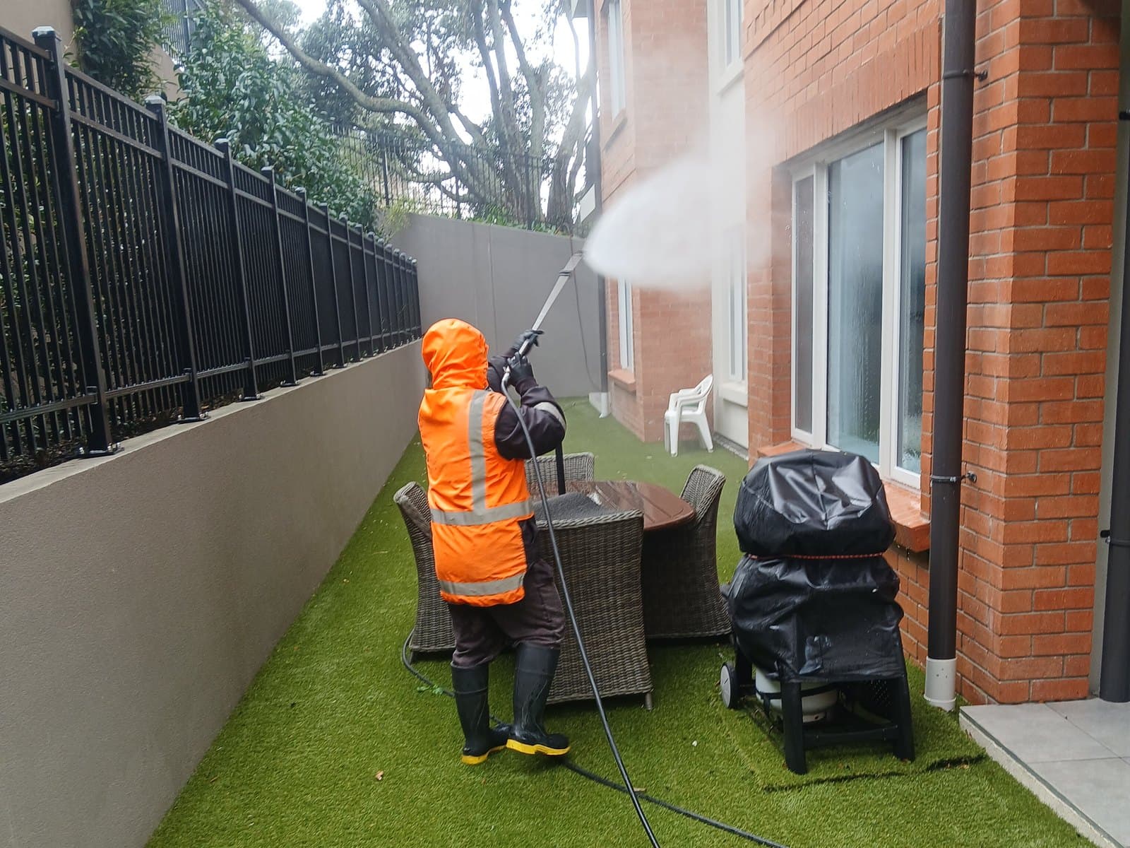 Combining Gutter Cleaning With a House Wash or Water Blast